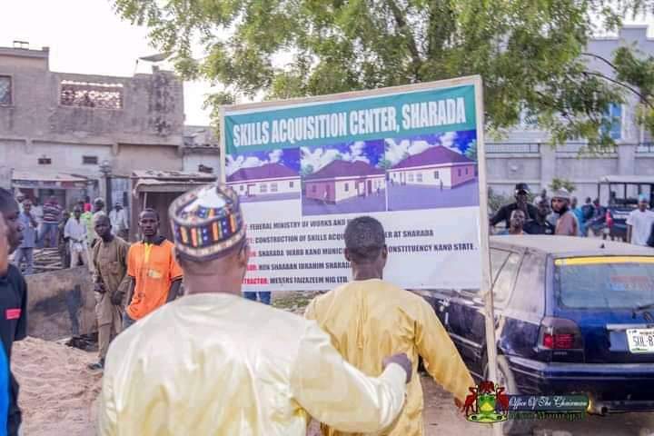Mob attack  Kano Municipal Council , KMC   LG boss,  Faizu Al- Findiki . As anti riot  police shoots sporadically to disperse violent protesters  